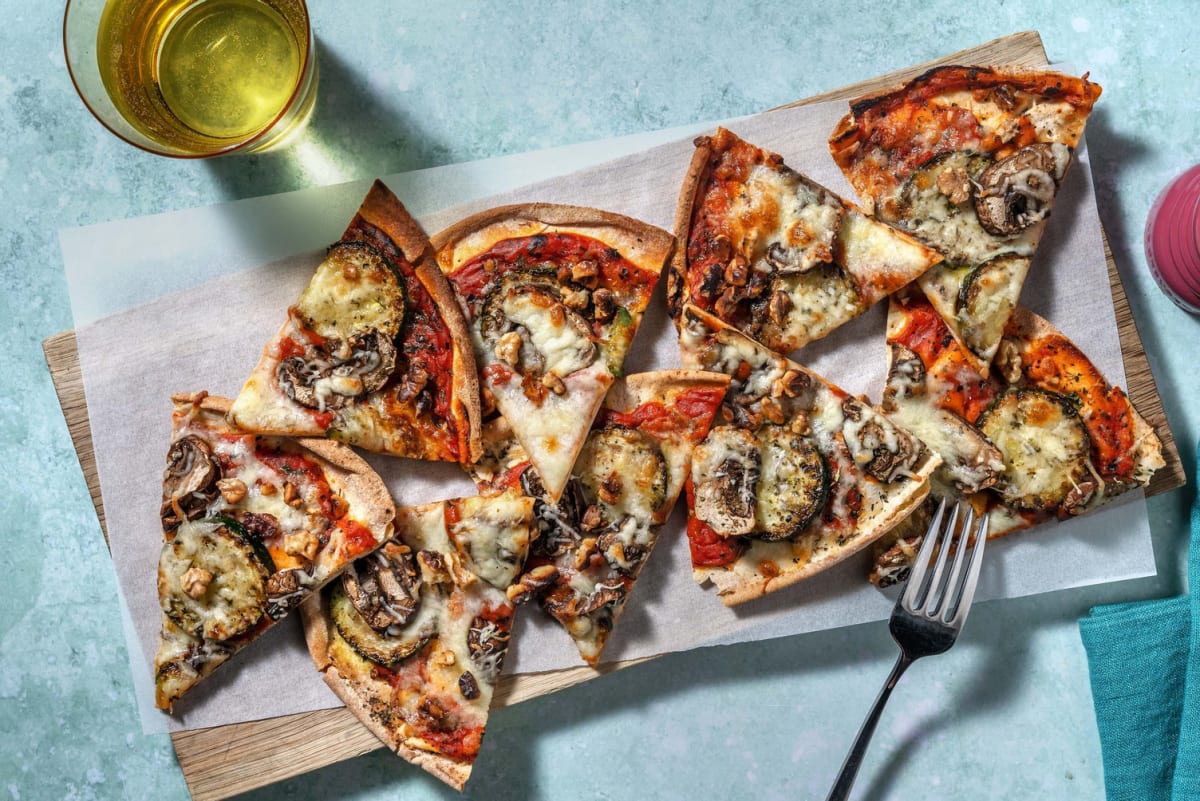Platbroodpizza's met drie kazen en courgette