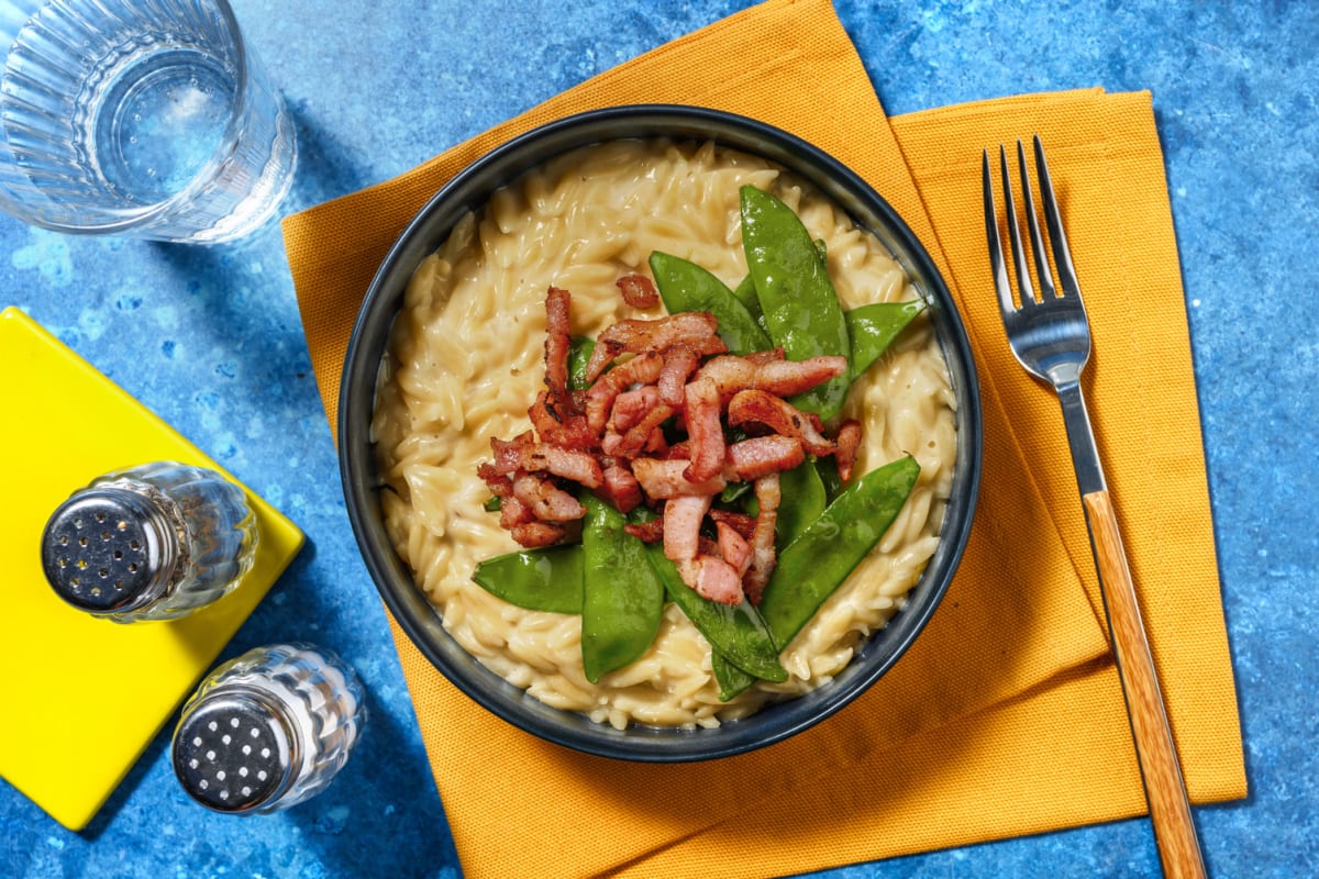 Orzo en salsa de queso con bacon crujiente