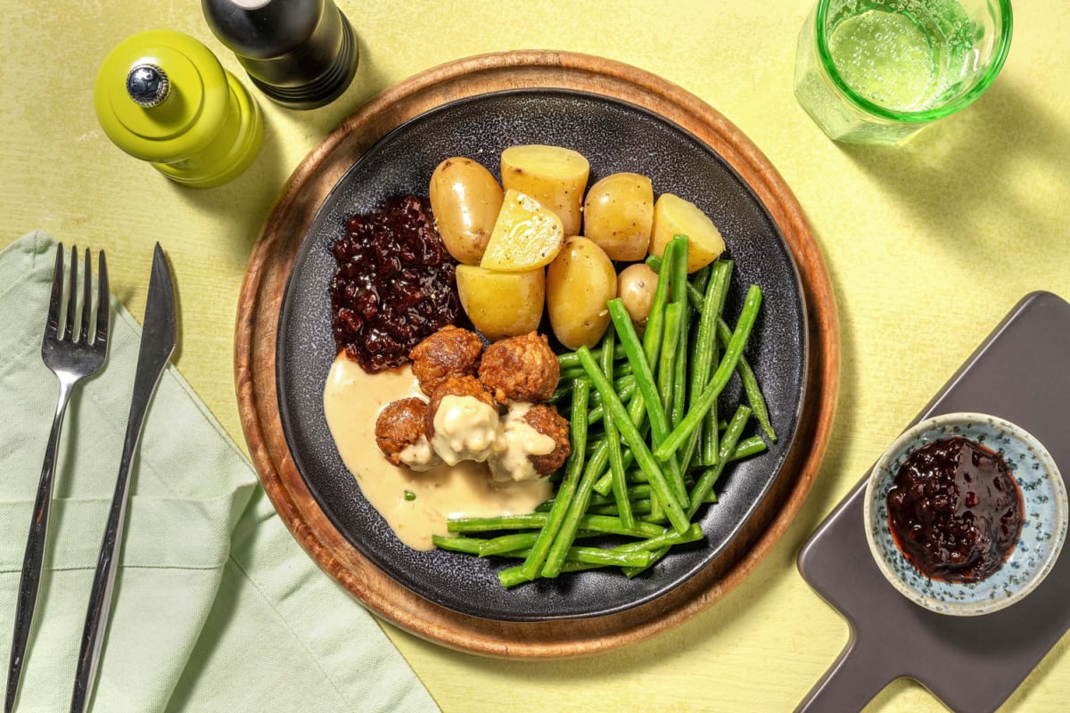Vegetarische balletjes met romige saus in cranberrychutney