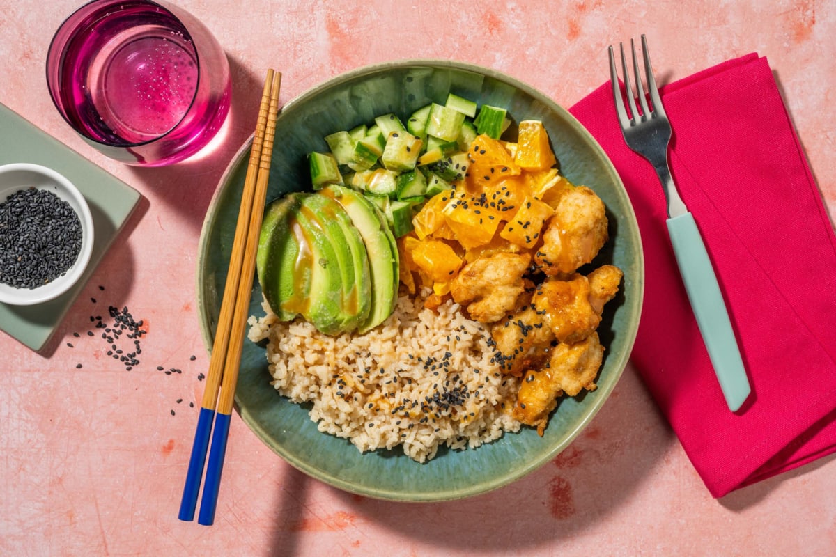 Pokébowl met gefrituurde kip en bruine rijst
