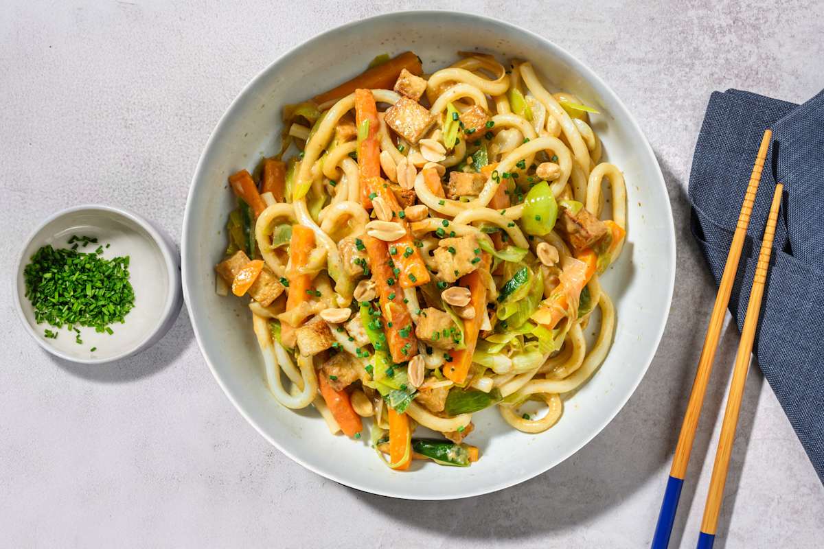 Udon saltati al tofu, mazzancolle e porri