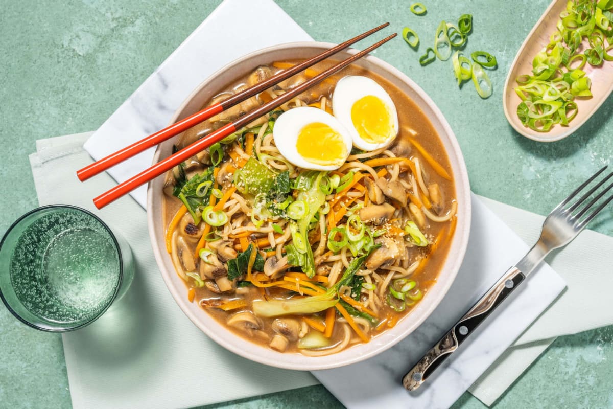 Snelle vegetarische miso-ramen met champignons