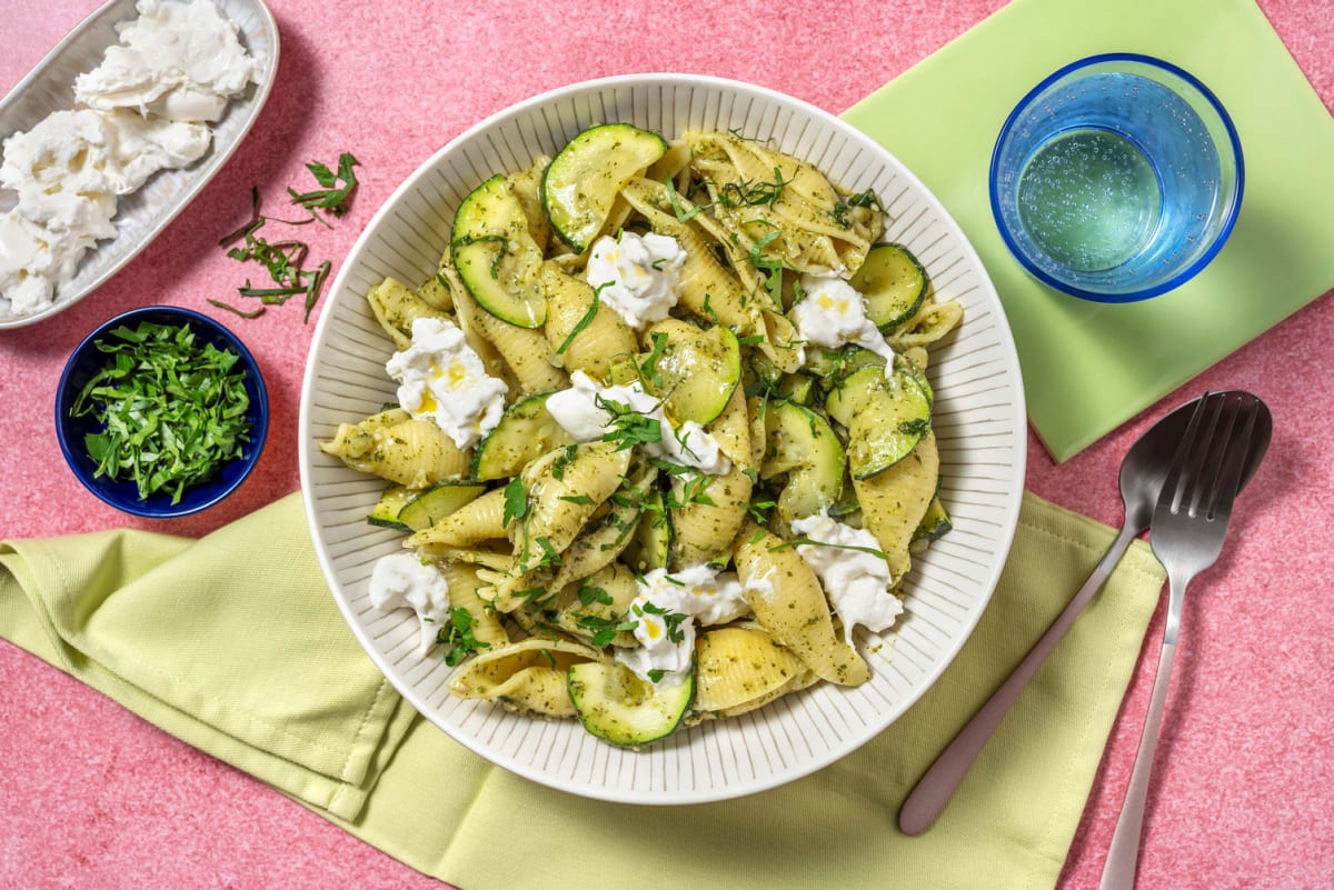 Pâtes au pesto avec courgette et mozzarella