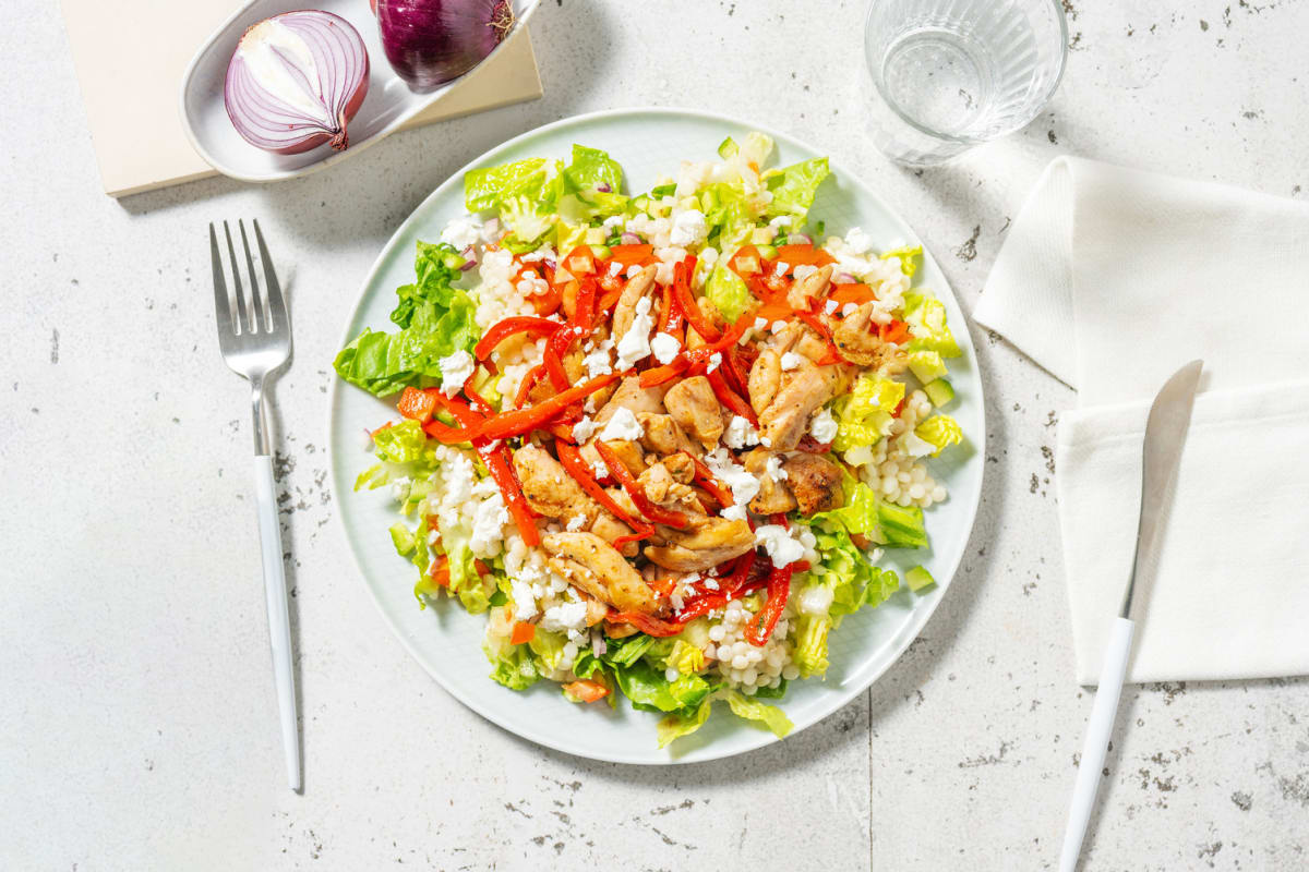 Griekse salade met kippendij en parelcouscous