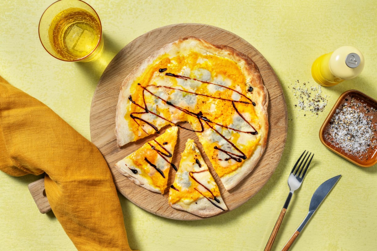 Pizza de crema de zanahoria y queso azul