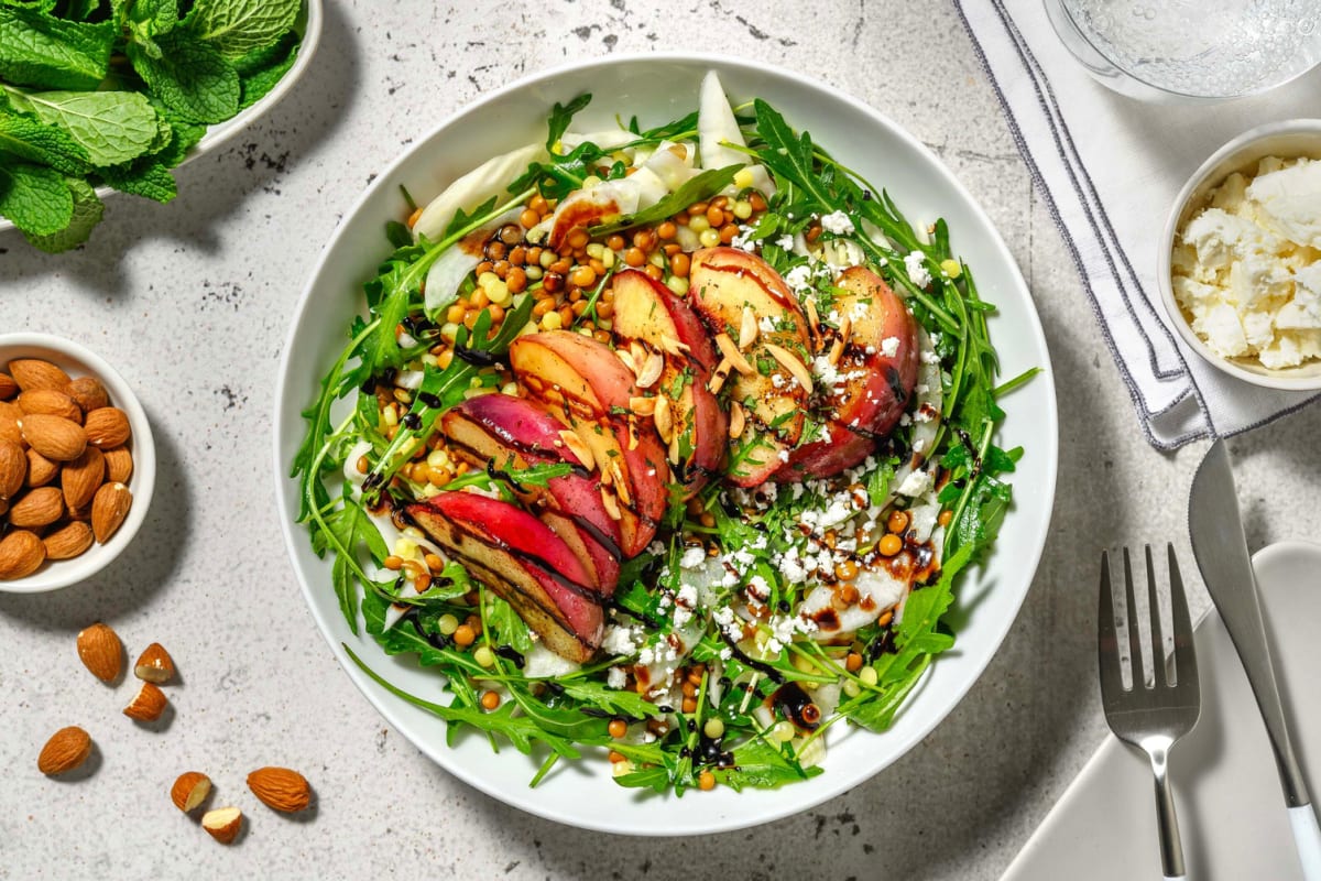 Salade met gebakken perzik en feta