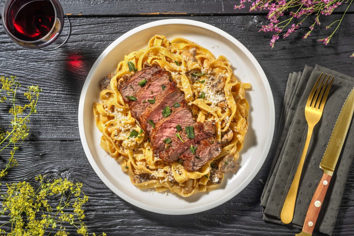 Feines Rindersteak auf cremiger Jägersoße