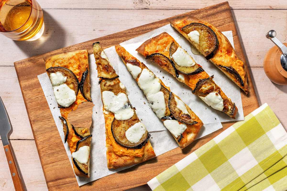 Pinsa filante alla parmigiana e salsiccia