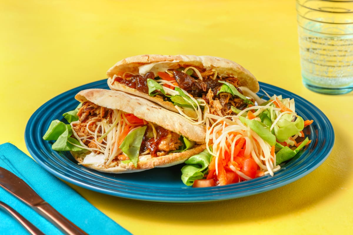 Pita met sticky pulled chicken