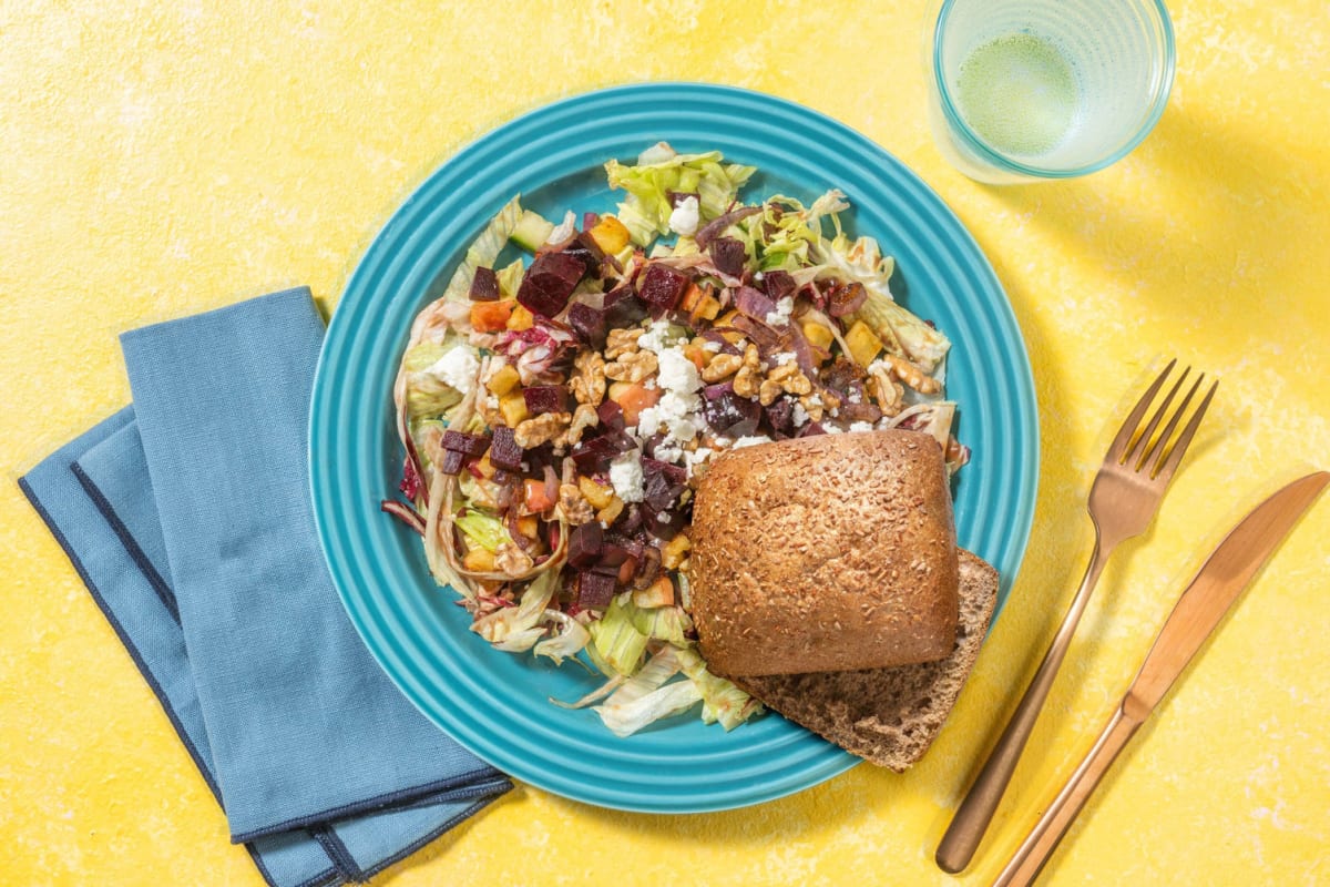 Geitenkaassalade met rode biet en volkoren knoflookbrood