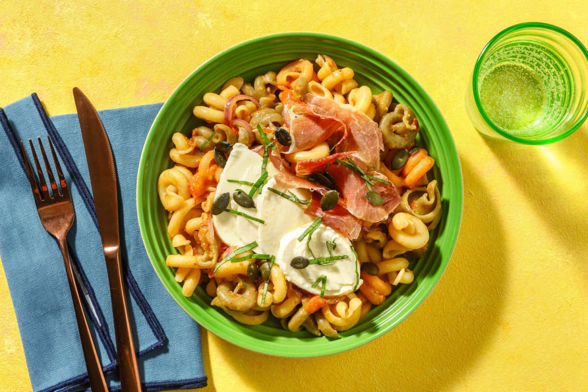 Pasta met serranoham, mozzarella en rode pesto