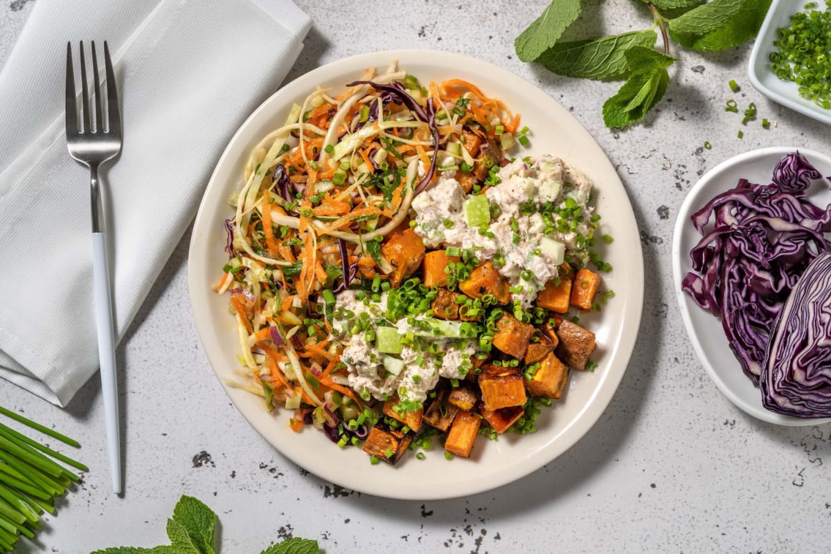 Bowl met gepofte zoete aardappel en frisse tonijnsalade