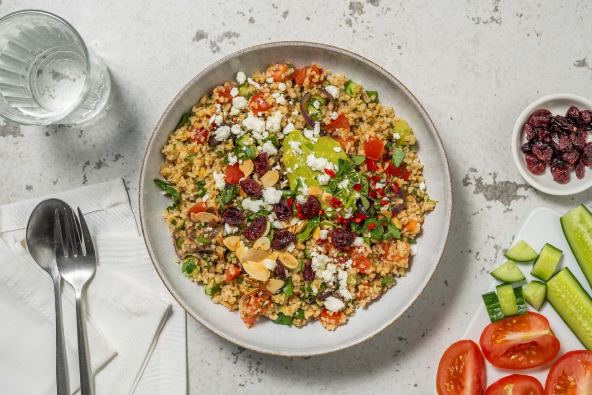 Bulgur met avocadodip, komkommer en cranberry's