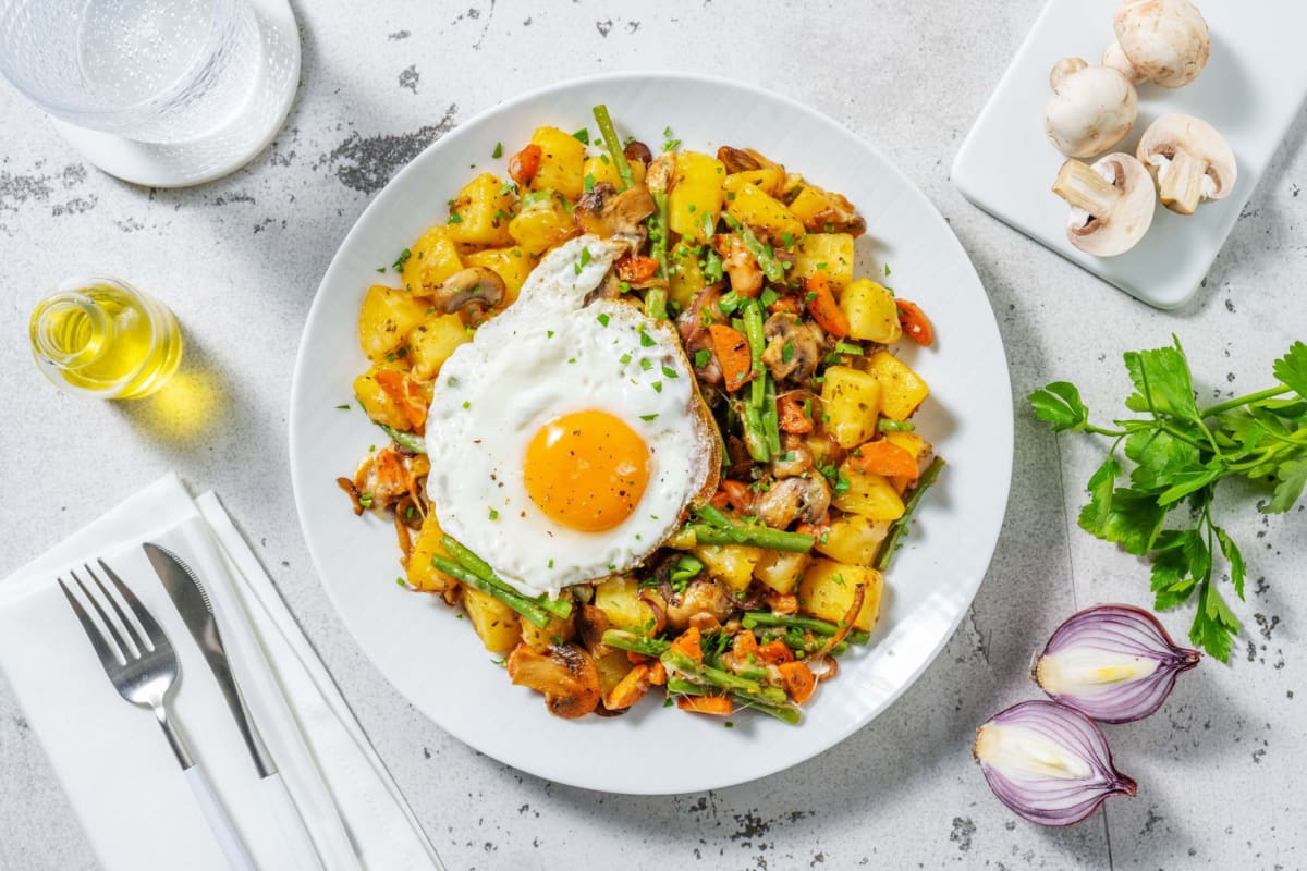 Aardappelroerbak met spiegelei en kaas