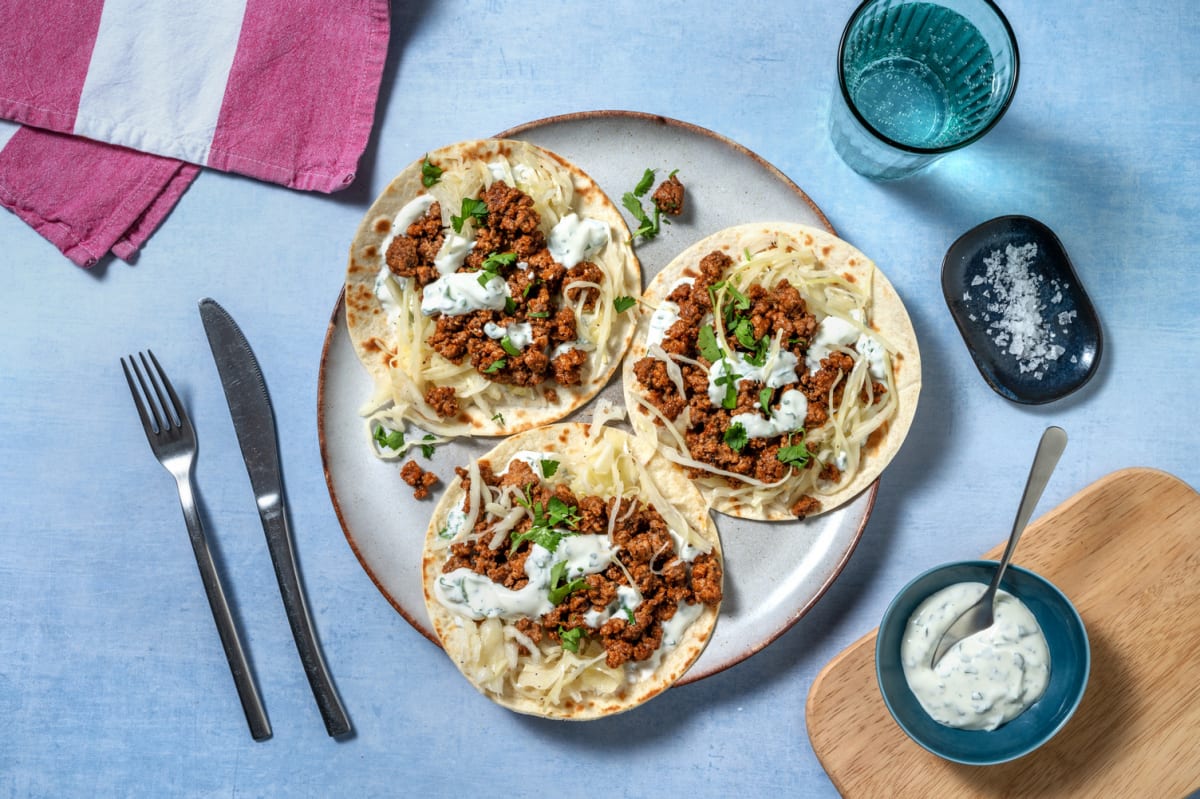 Tostadas speziate di carne e salsa yogurt