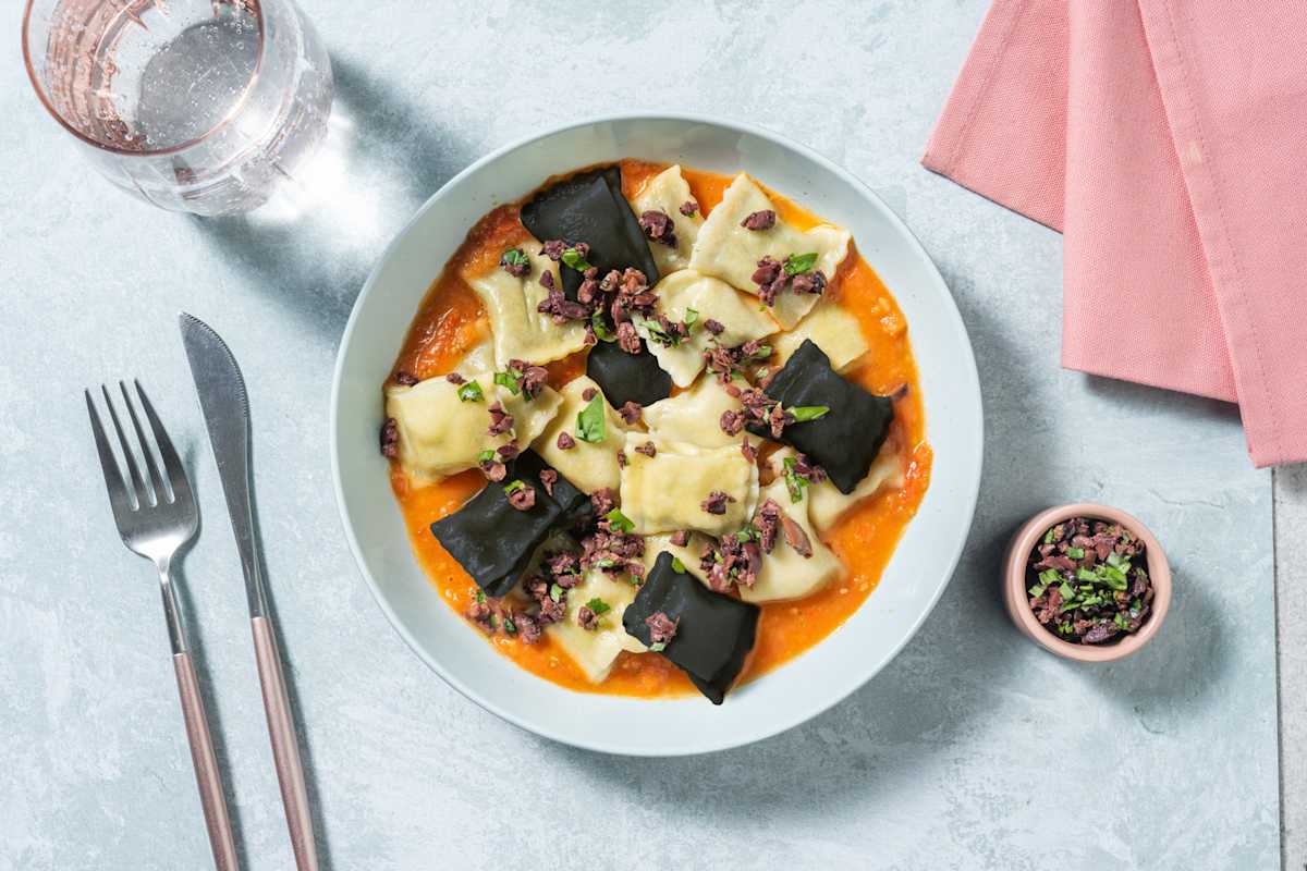 Ravioli bicolor di nasello alla mediterranea