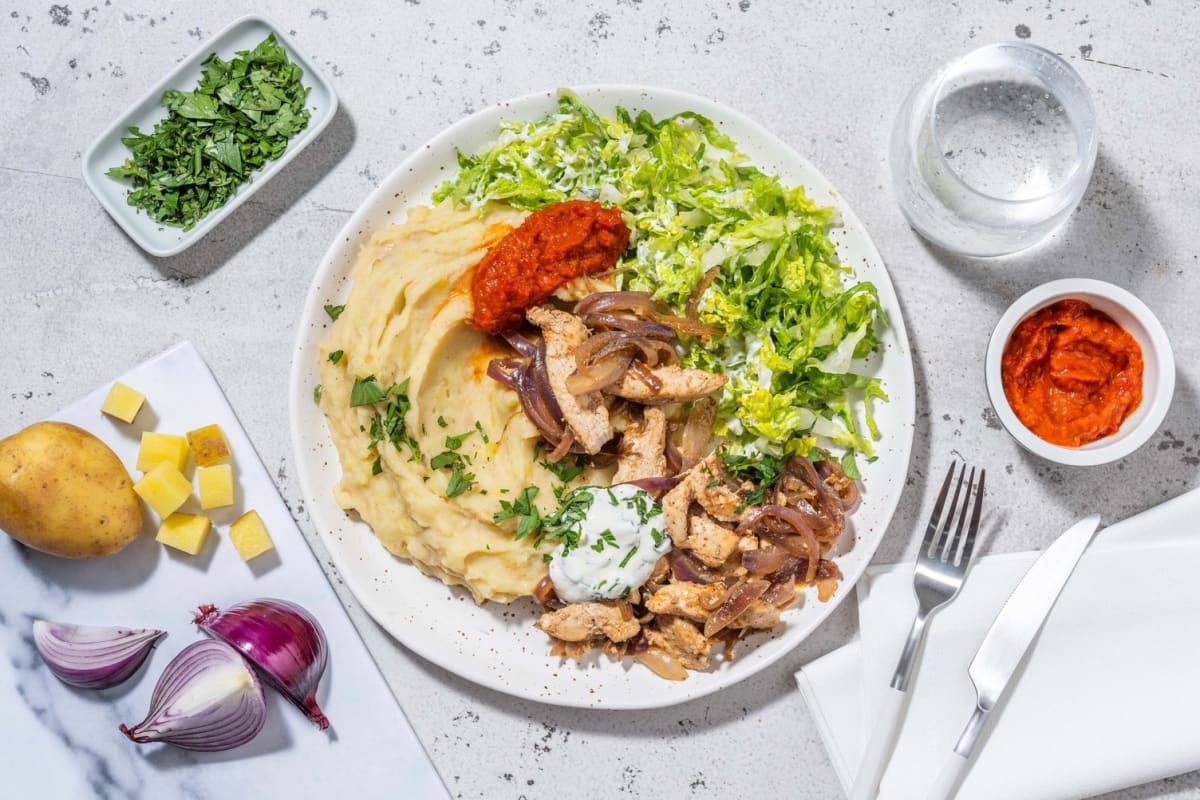 Pouletshawarma auf weissem Bohnenpüree