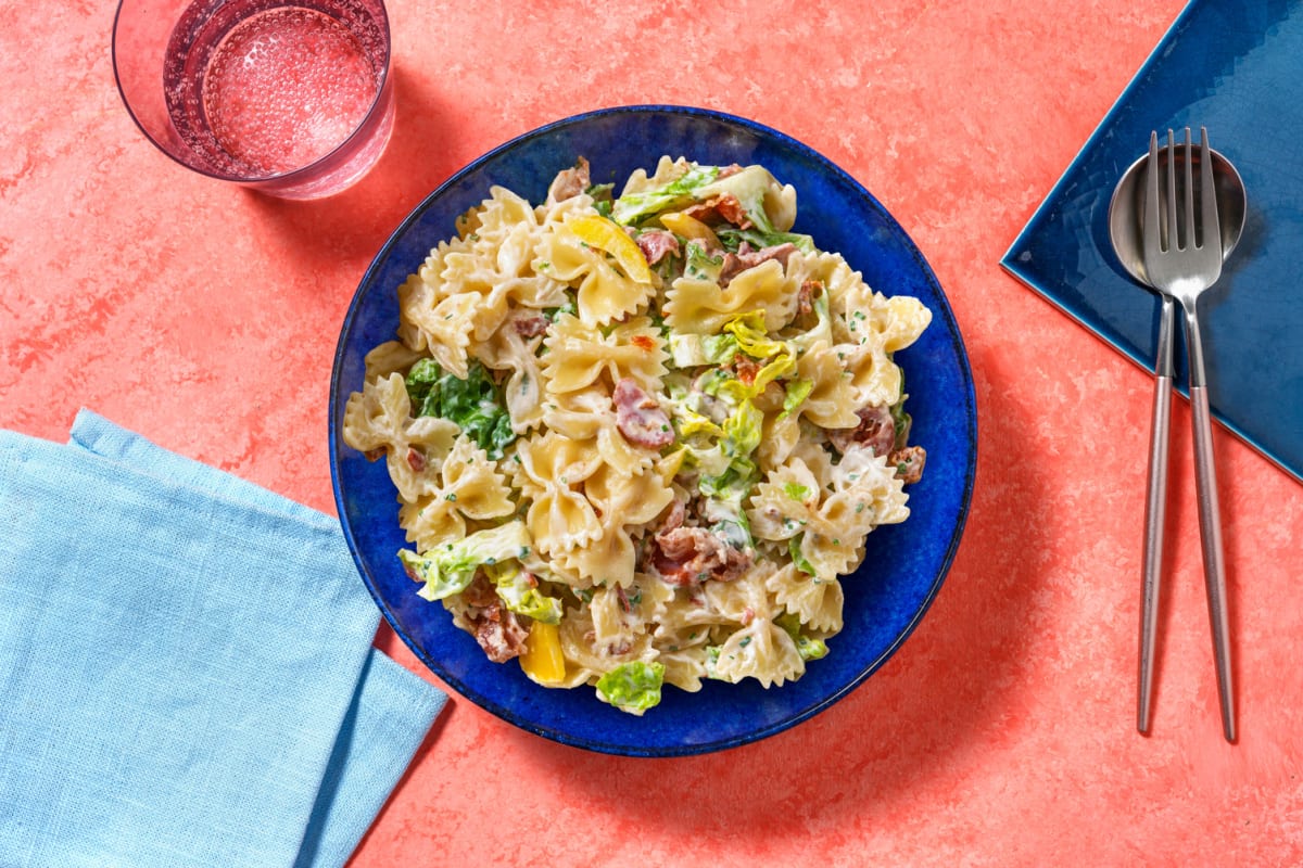 Farfalle con bacon en salsa de cebollino