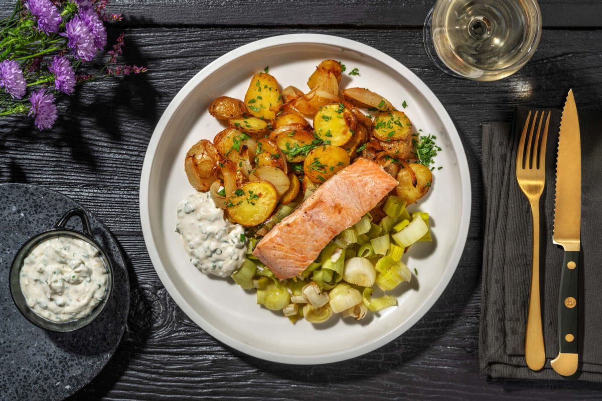 Feines gebratenes Lachsfilet mit Bärlauch-Dip