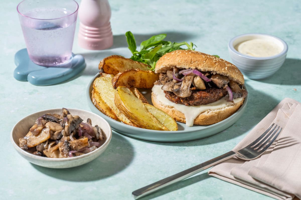 Vegetarische hamburger met gebakken ui en champignons