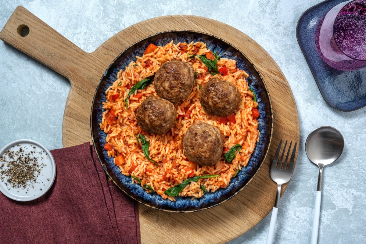 Riz à la tomate assaisonné et boulettes de viande