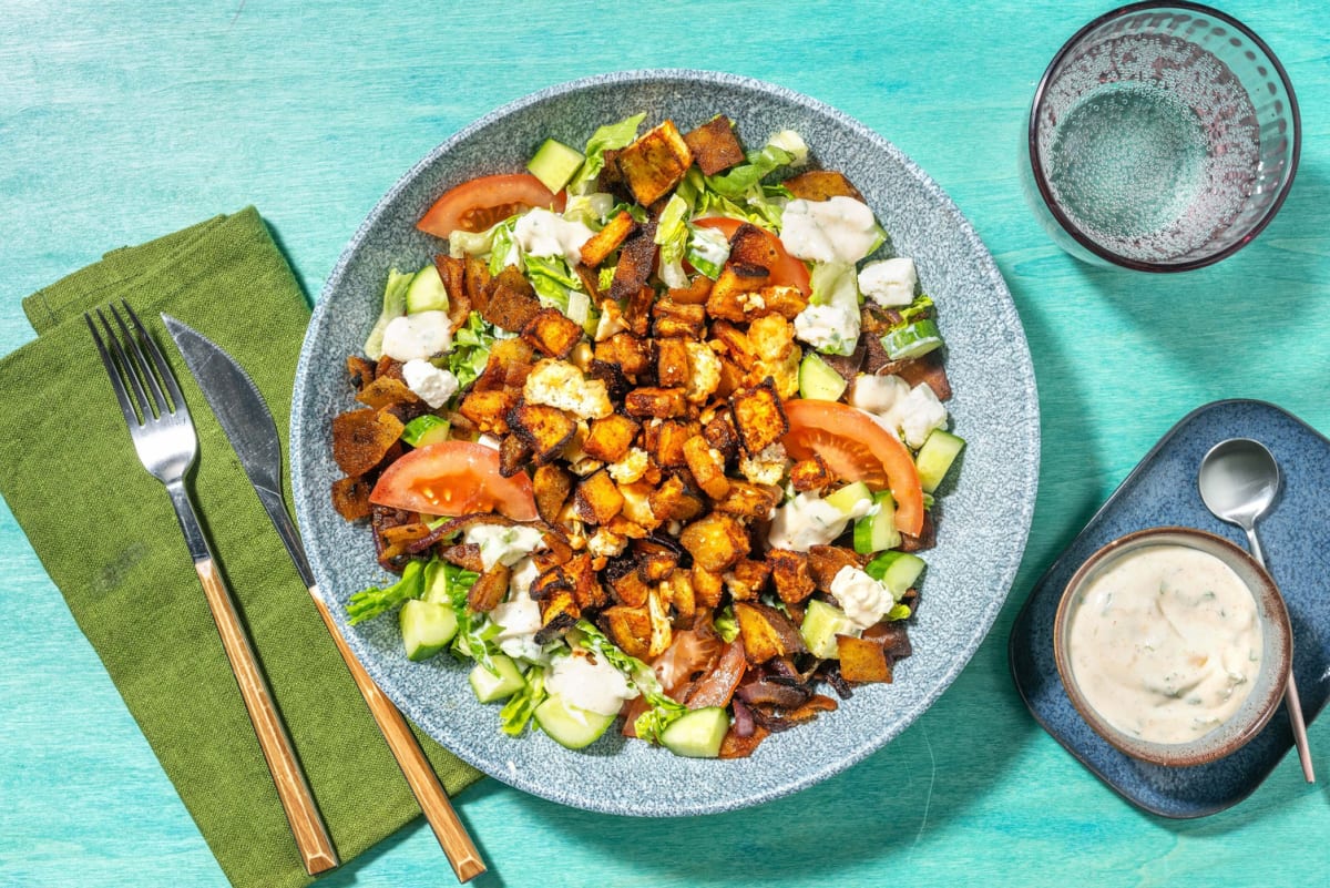 Libanesischer Fattoush Brotsalat mit Hirtenkäse