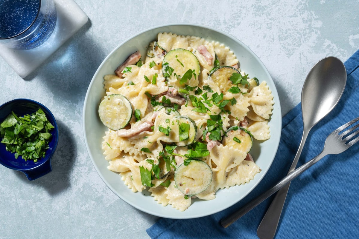 Cheesy farfalle aux lardons & courgette