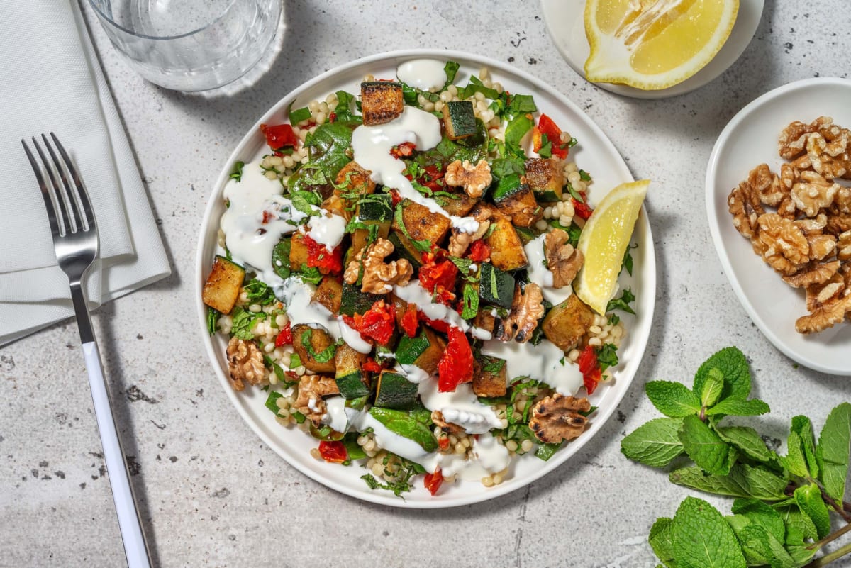 Perlcouscous-Bowl mit geschmorter Zucchini