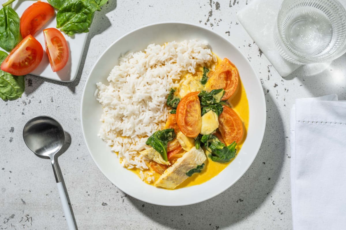 Mildes gelbes Fischcurry mit Tomaten