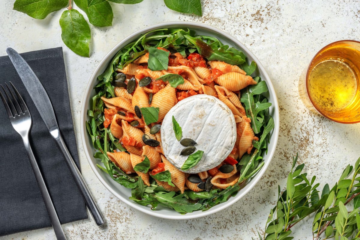 Pasta met rode pesto, paprika en gerijpte geitenkaas