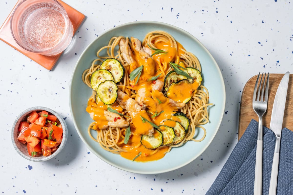 Volkoren spaghetti met kippendijreepjes in kruidige roomsaus 