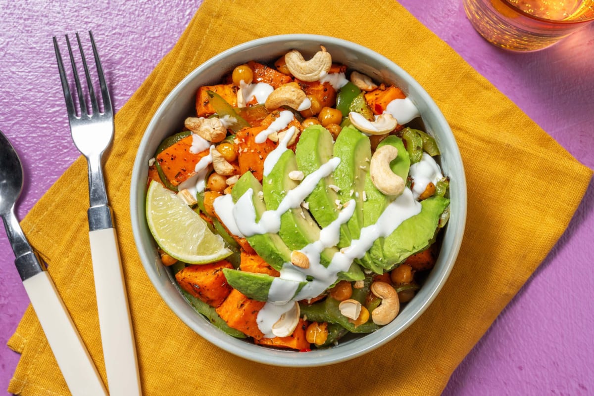 Süßkartoffel-Kichererbsen-Bowl mit Avocado