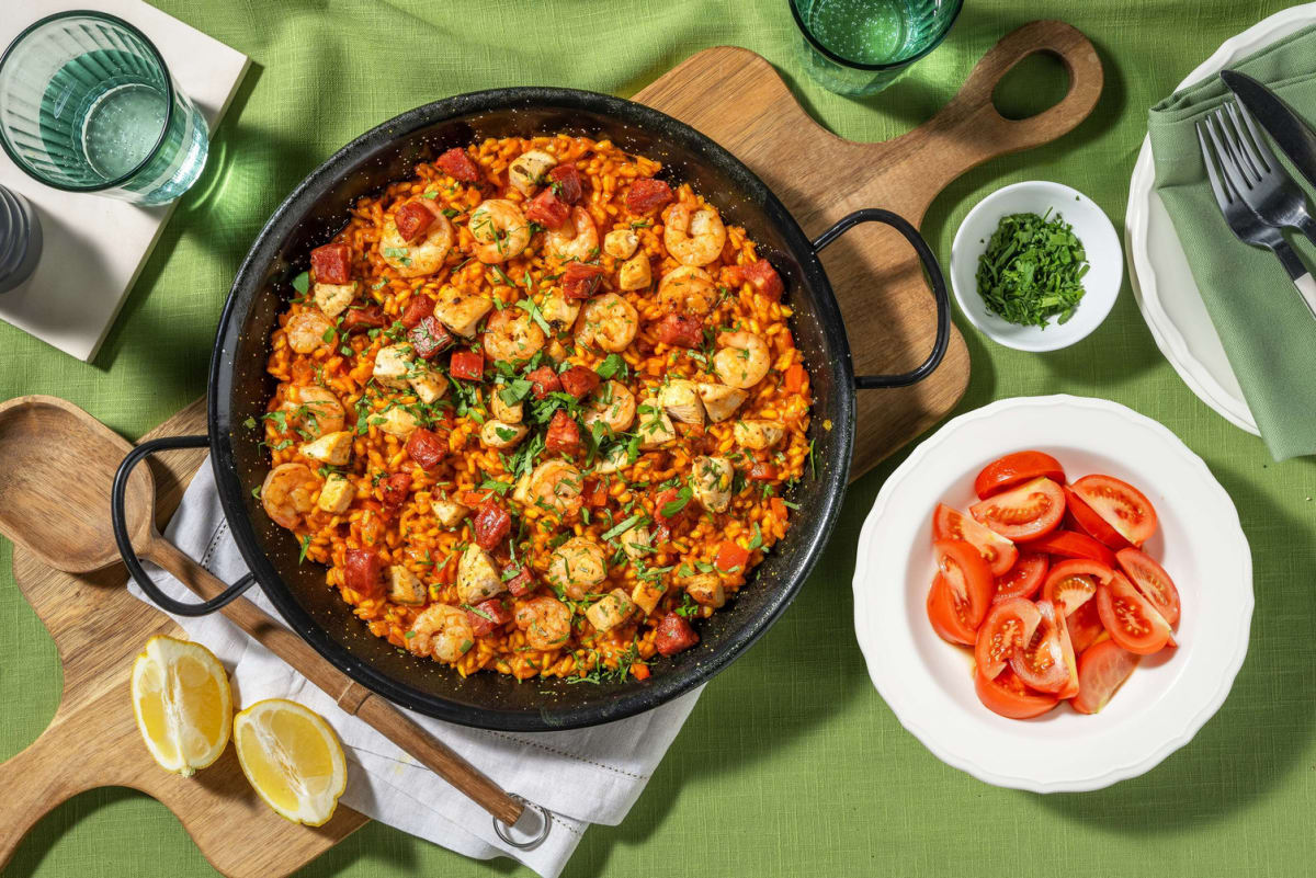 Paella-stijl rijst met garnalen en kippendij