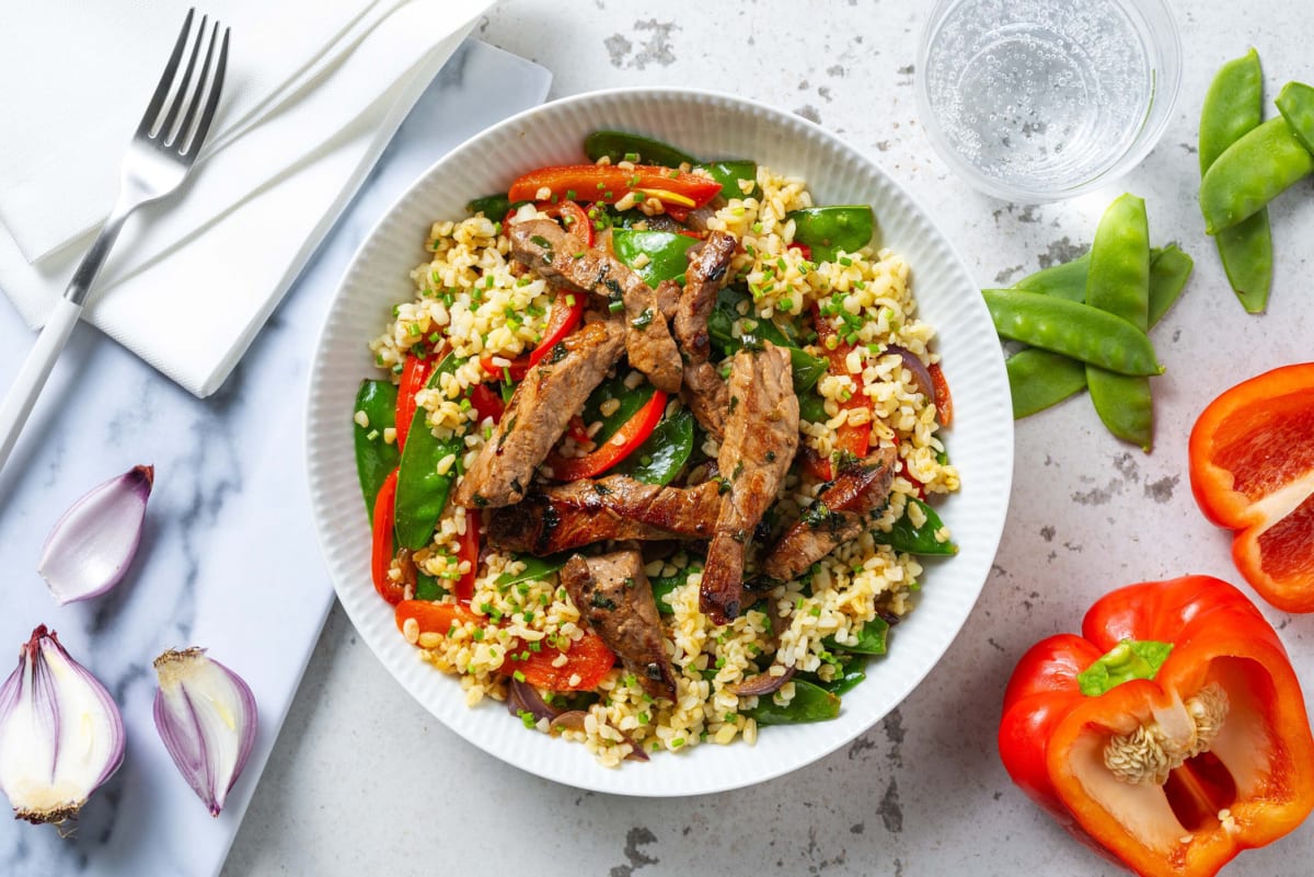 Bulgursalade met biefstukreepjes en peultjes