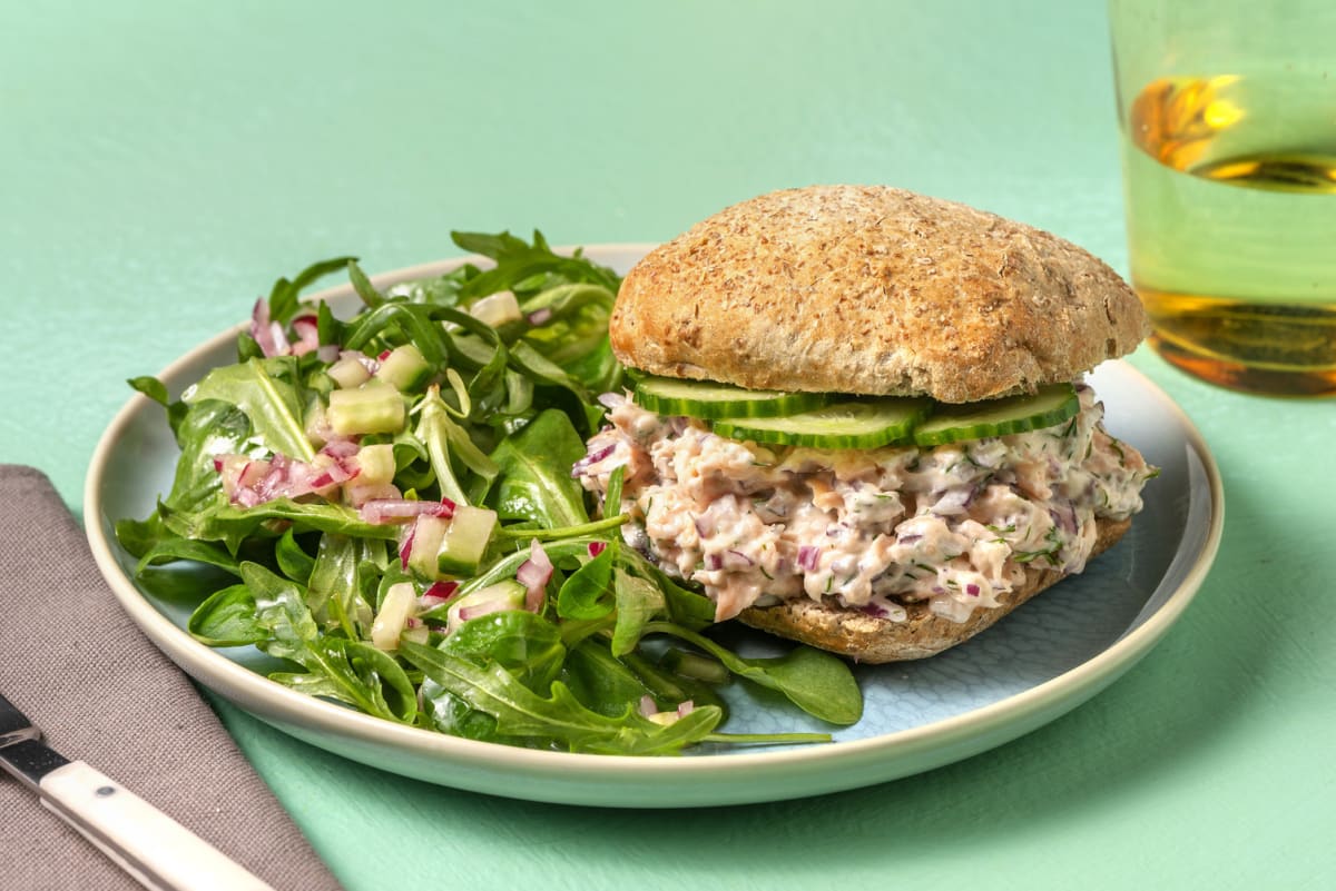 Broodje met zelfgemaakte zalmsalade