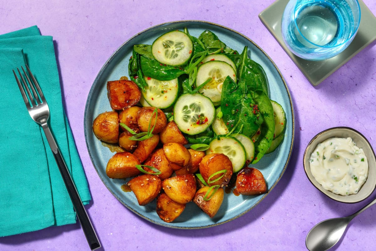 Korean glazed Potatoes mit spicy Salad & Dip