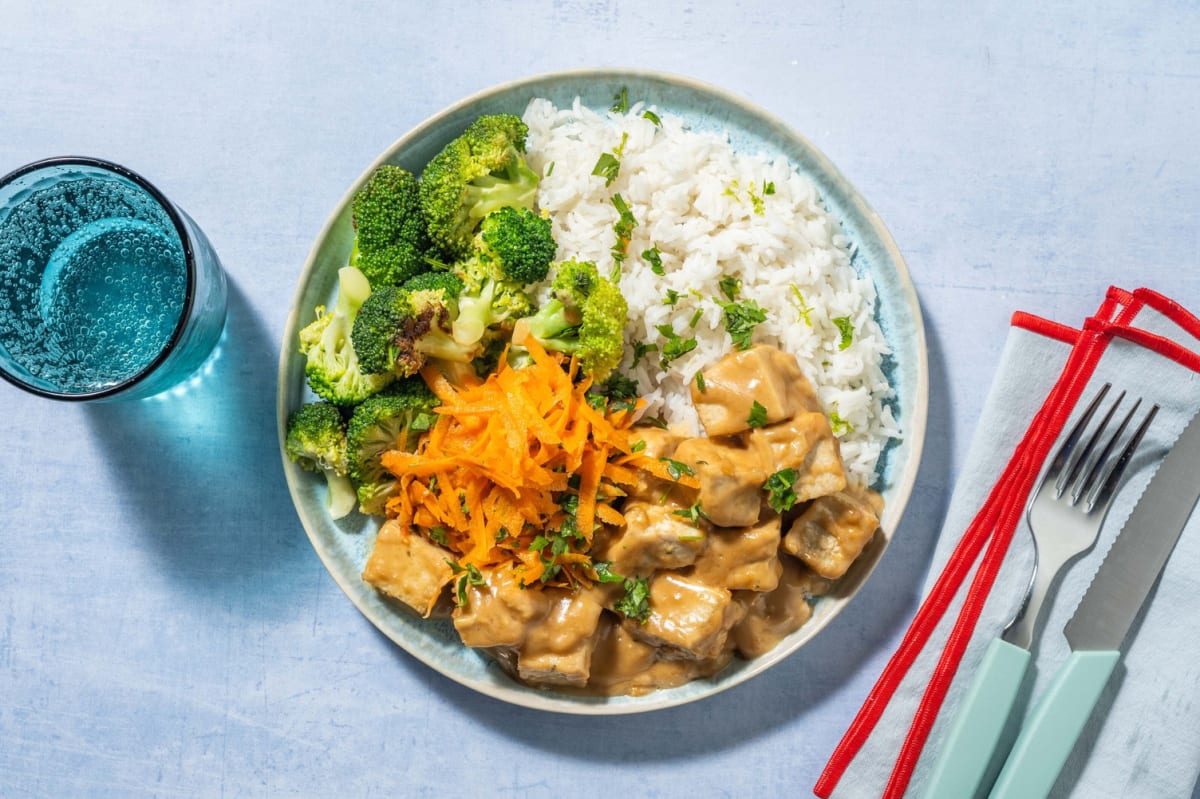 Tofu Buddha Bowl mit cremiger Erdnusssoße