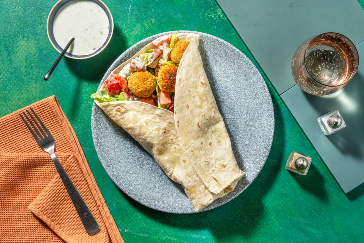 Bunt gefüllter Wrap mit Falafelbällchen