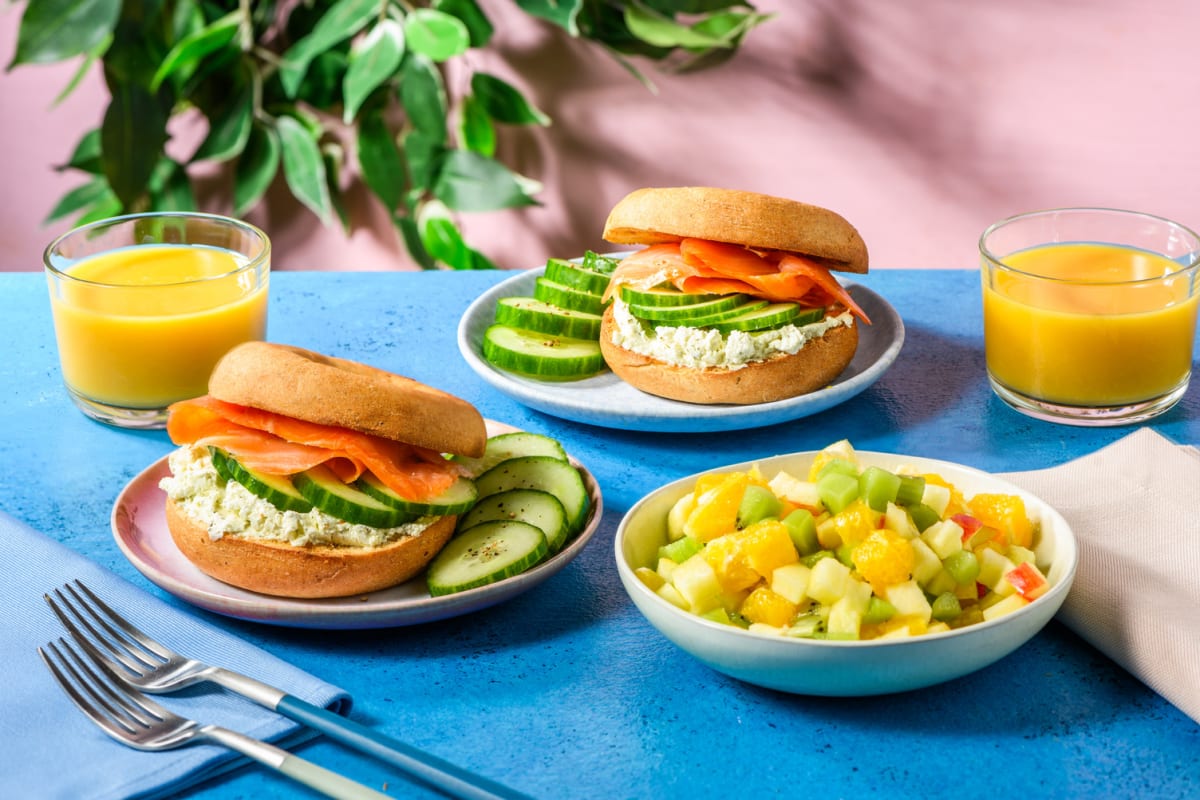 Brunch : Bagel saumon fumé, fromage frais & jus d'orange