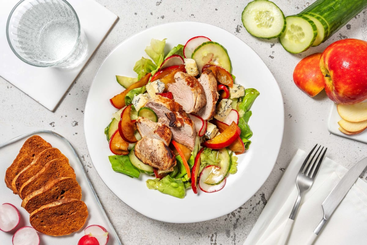 Salade met varkenshaas, gebakken appel en blauwe kaas