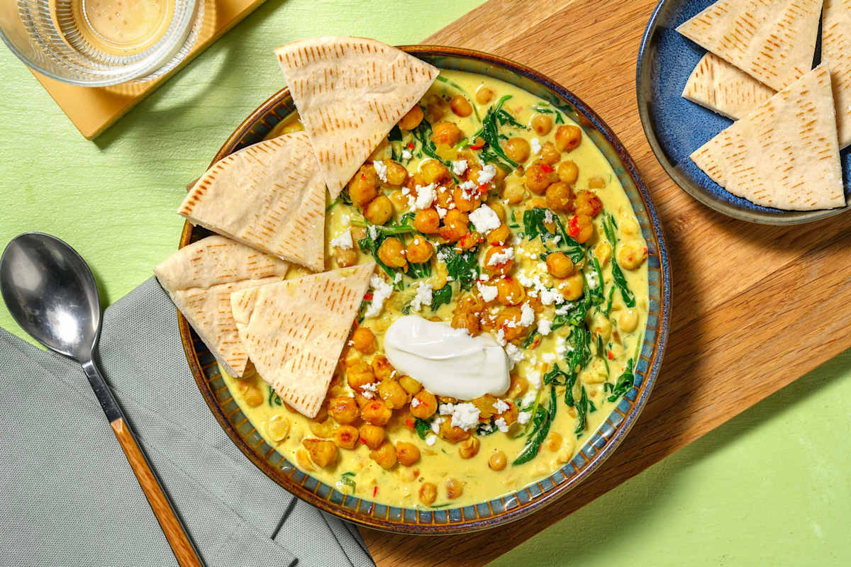 Romige curry met knapperige kikkererwtentopping en pita