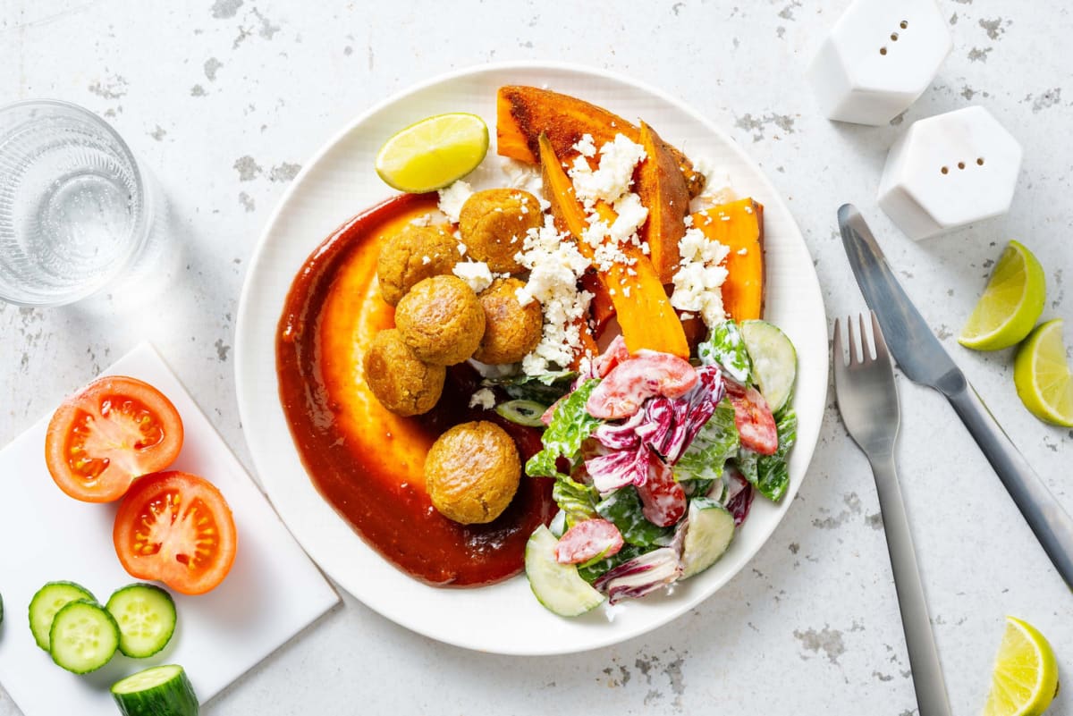 Falafel met smokey tomatensaus en zoete-aardappelpartjes