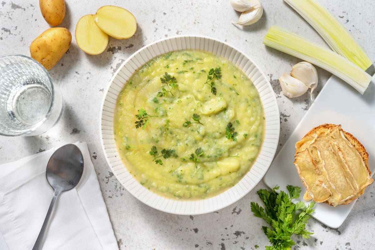 Soupe de pommes de terre poireau au cerfeuil pain croustillant au brie gratine