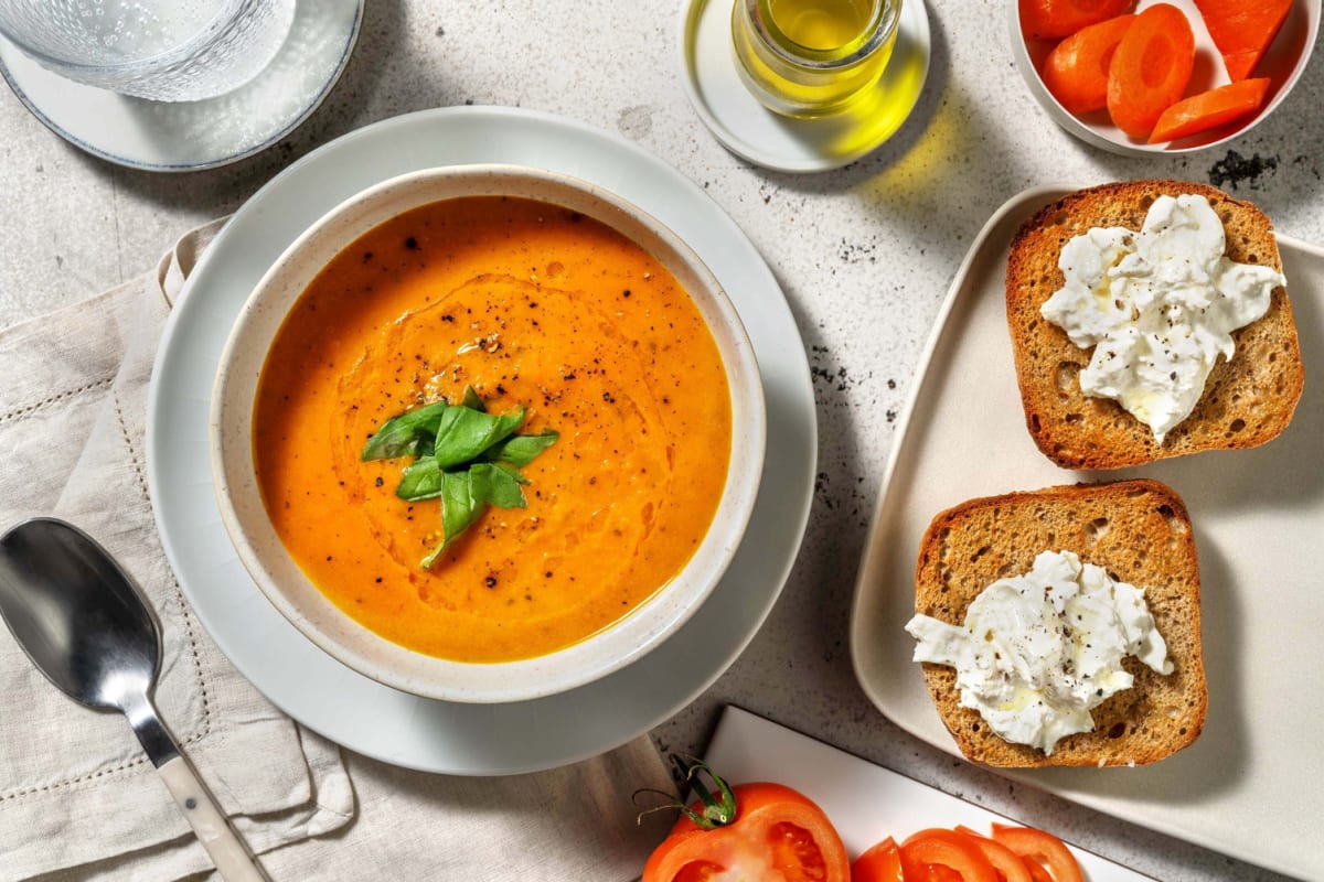 Soupe de carotte-tomate et burrata fondante