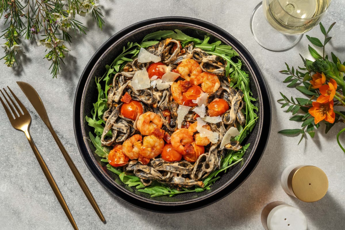 Zwarte tagliatelle in tomatensaus
