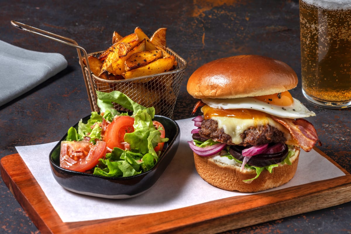 Burger à l'australienne avec lard, œuf et betterave marinée