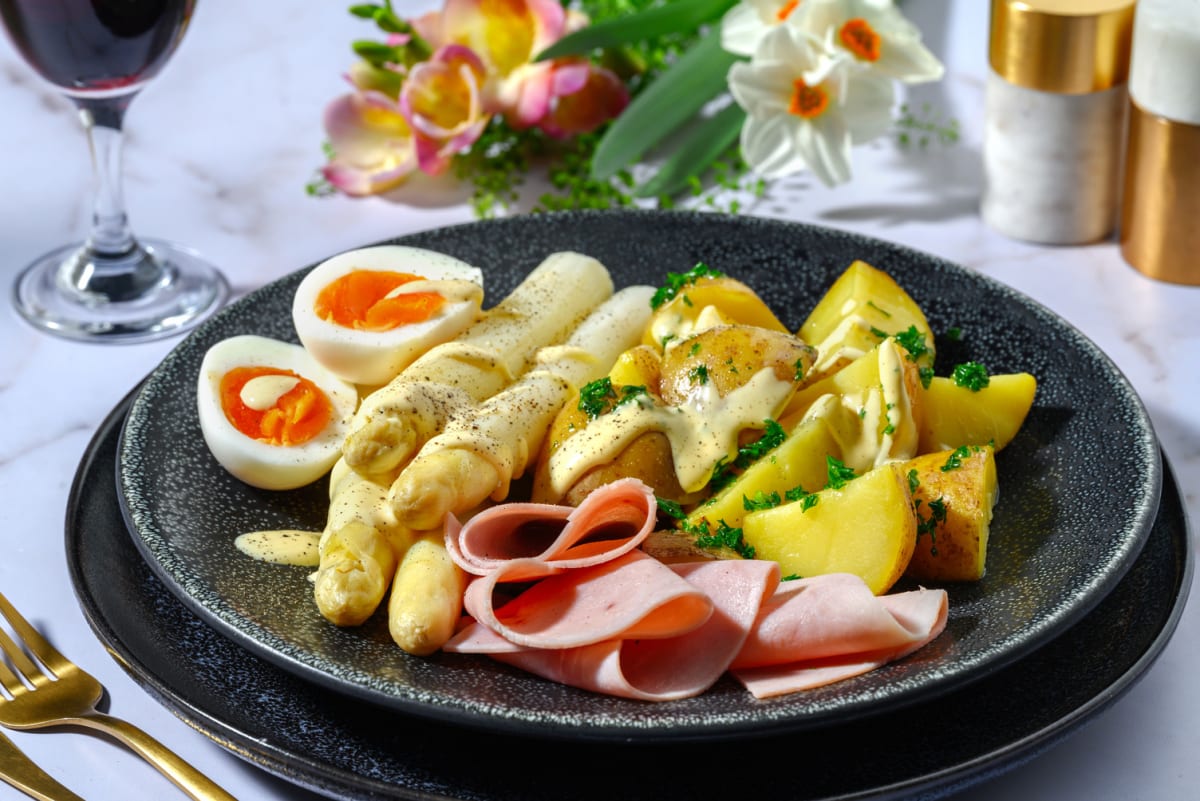 Witte asperges met ham en gekookt eitje