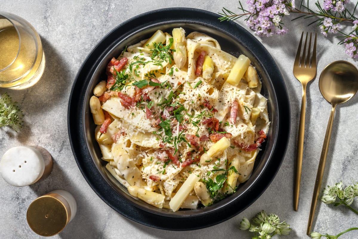 Verse tagliatelle met witte asperges in romige saus