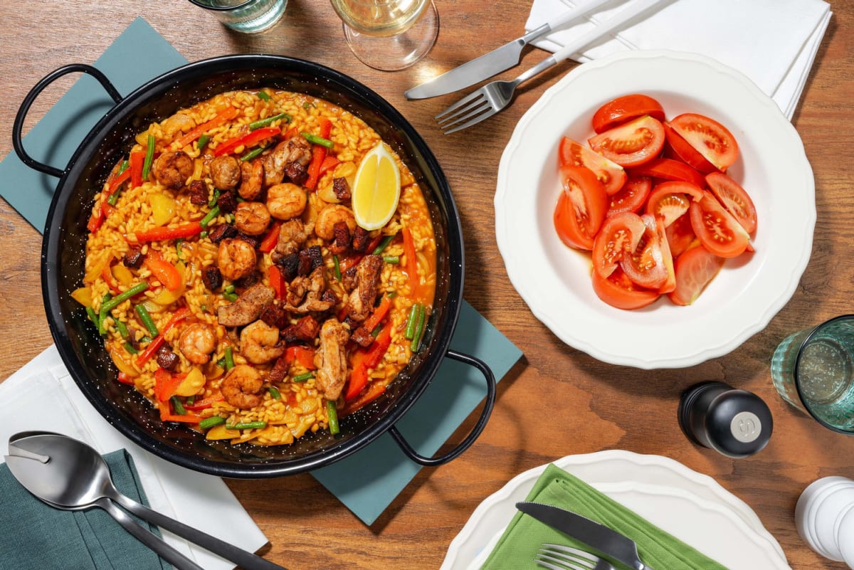 Paella classique garnie de crevettes et poulet