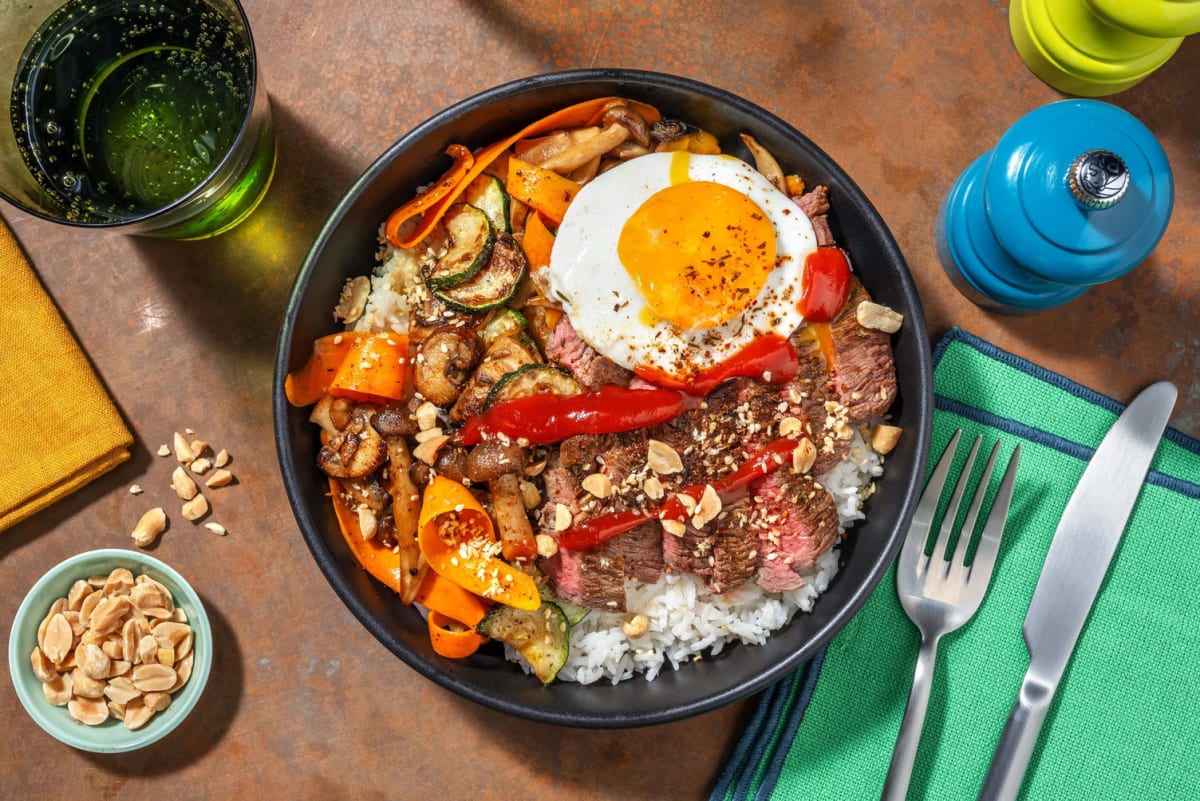 Biefstuk op luxe bibimbap-stijl bowl